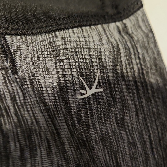 DANSKIN Running Jacket Light w Thumbies - Picture 2 of 4